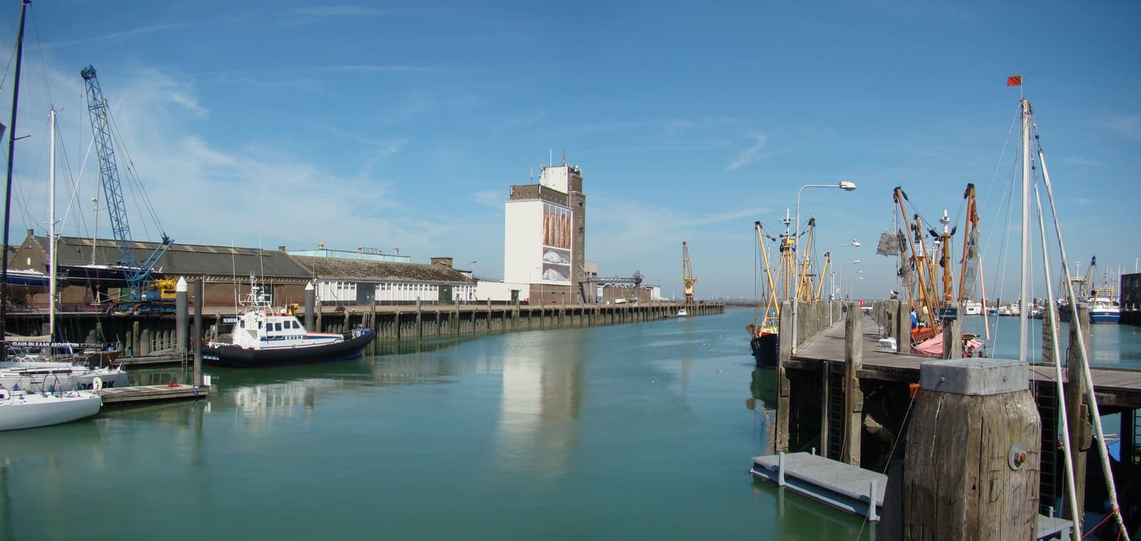 De jachthaven van Breskens met zeiljachten aan de steigers