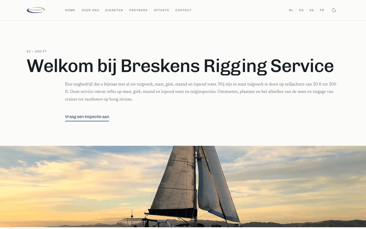 De homepage van breskensriggingservice.com op een laptop: de kop ‘Welkom bij Breskens Rigging Service’ boven een foto van een zeiljacht